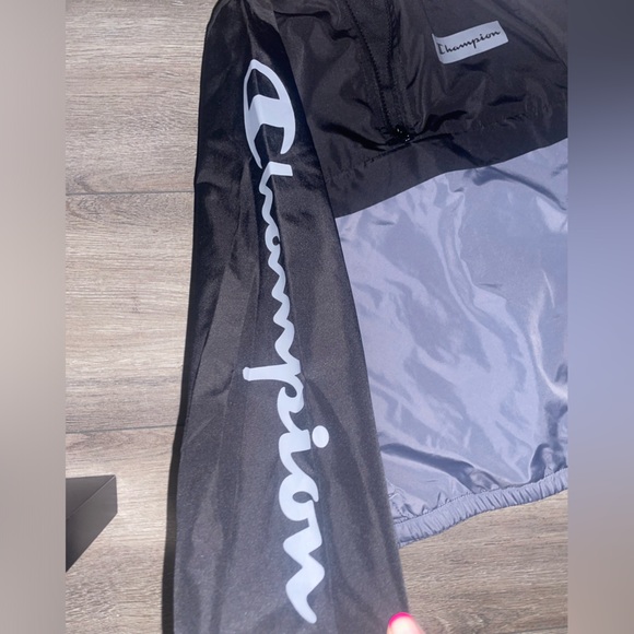 Champion windbreaker ( boys size S ( 6-7 ) - Picture 2 of 4